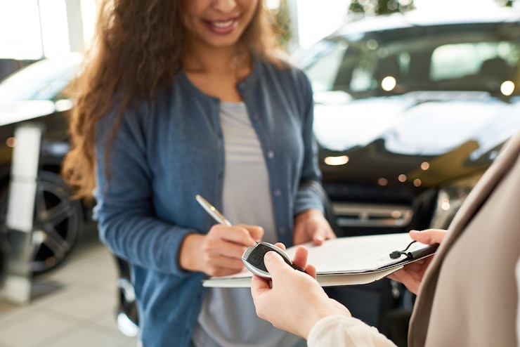Photo signature du contrat pour une nouvelle voiture