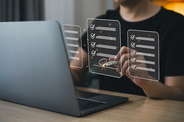 Signature électronique ou liste de vérification Femme d'affaires utilisant un stylo vérification de documents à écran virtuel numérique gestion de documents bureau sans papier signature de contrats commerciaux système de documents électroniques