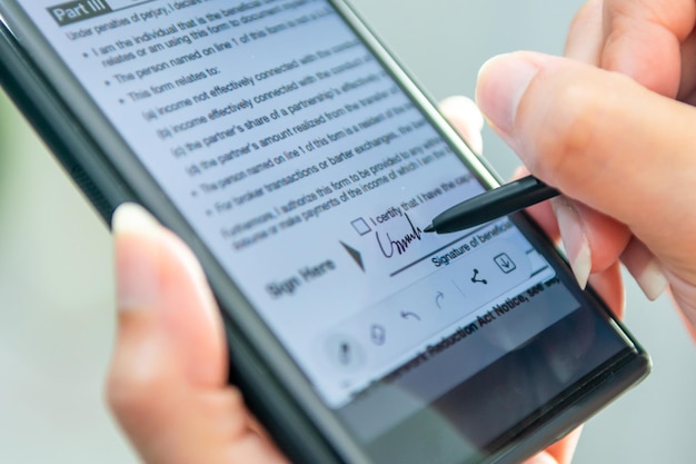 Signature numérique sur le document de technologie smartphone en ligne à l'aide