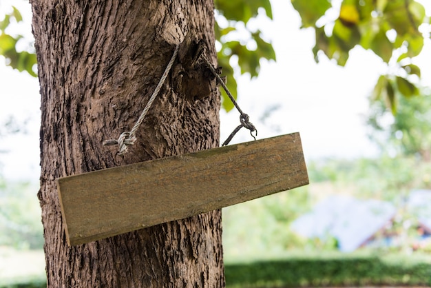 Signe accroché sur l&#39;arbre