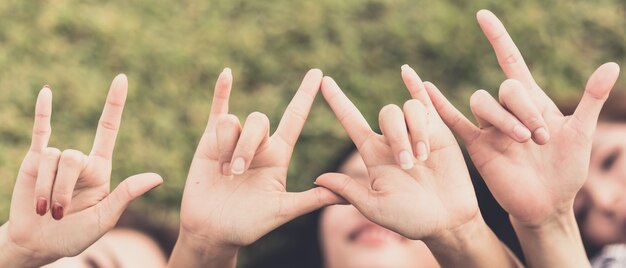 Photo signe de l'amour des mains féminines