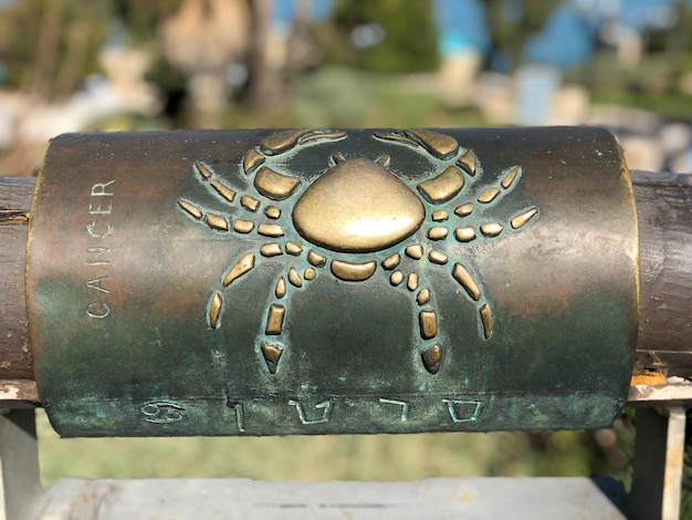 Signe astrologique du cancer du métal sur le pont des souhaits dans la vieille ville de yaffa israël