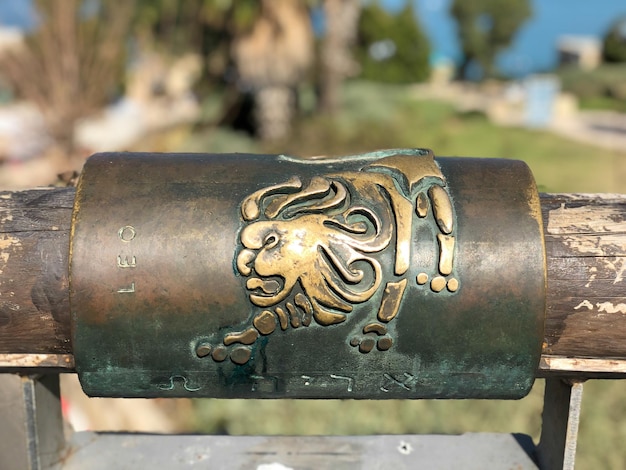 Signe astrologique métal Leo sur le pont qui souhaite dans la vieille ville de yaffa israël