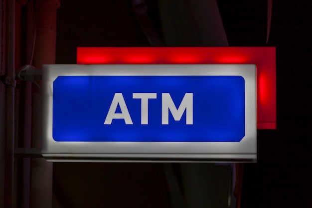 Signe ATM à l'extérieur d'une banque