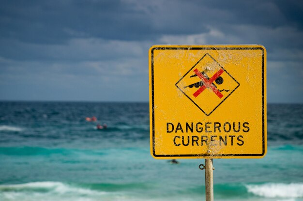 Photo signe d'avertissement contre la mer en gros plan