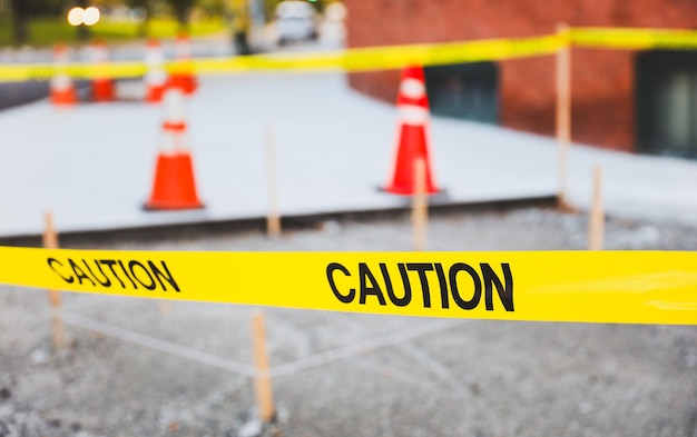 Signe d'avertissement jaune lumineux marquant la zone de sécurité avertissement symbolique pour les dangers potentiels isoler