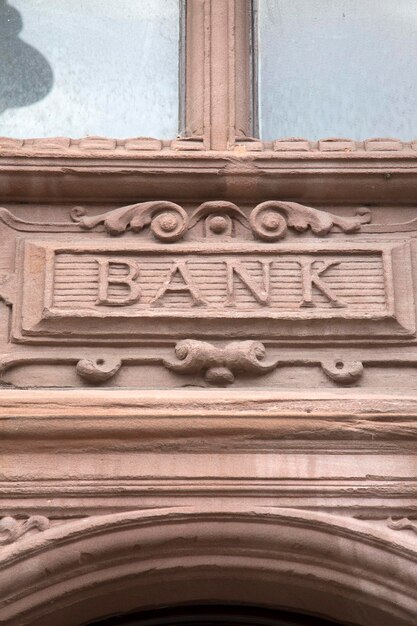 Signe de banque sur mur de pierre