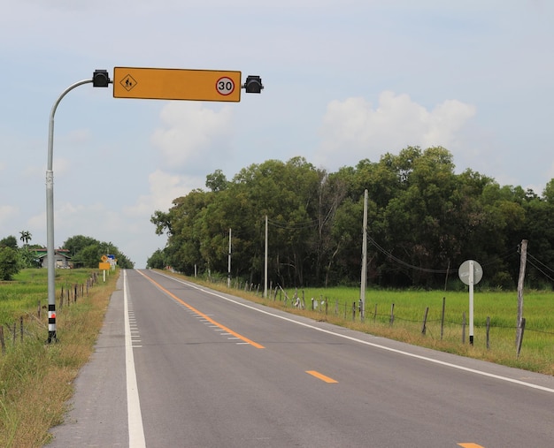 Signe de circulation sur une route rurale