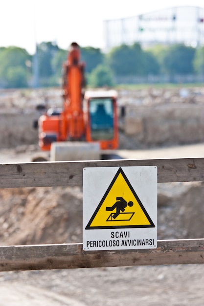 Signe de danger pour les travaux en cours (italien) dans un chantier