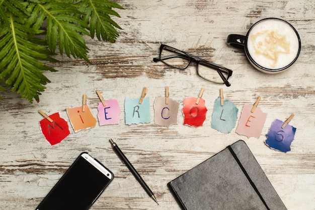 Photo signe du mercredi et une tasse de café sur un bureau