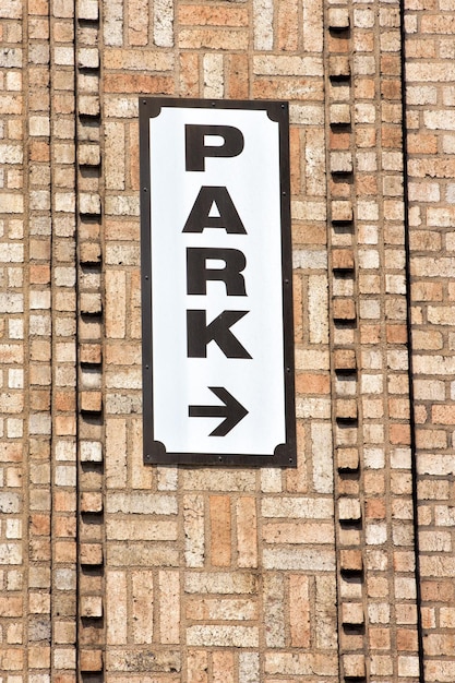 Signe du parc sur le mur de briques