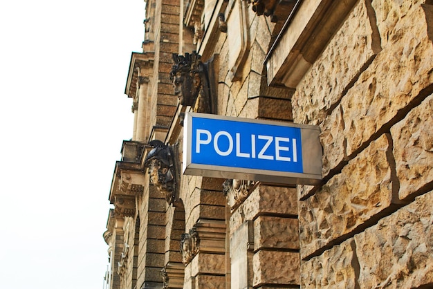 Signe du poste de police sur le mur d'un immeuble en Allemagne