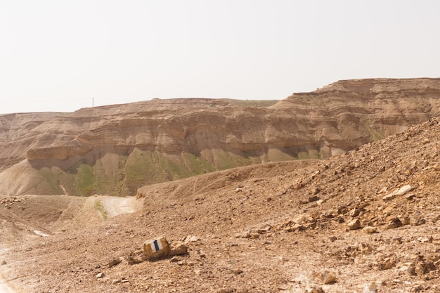 Signe du sentier dans le désert de Judée en Israël