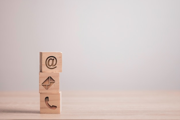 Signe d'e-mail, adresse et téléphone sculpté sur un cube de bois pour le contact marketing d'entreprise