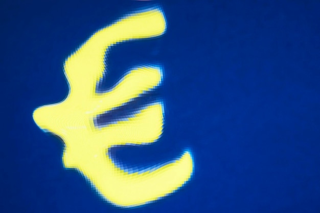 Signe euro sur fond bleu