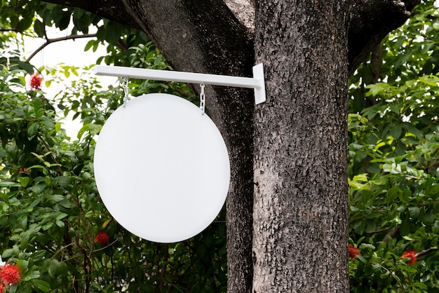 Signe extérieur de cercle blanc sur l'arbre