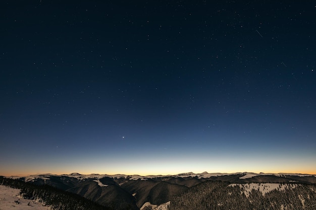 Un signe sur le flanc d'une montagne