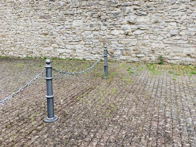 Photo le signe de la flèche sur le mur de brique