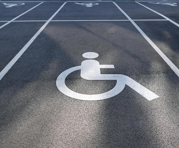 Photo signe d'handicap au sol dans un parking