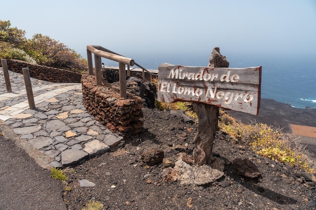 Signe informatif du point de vue de la longe noire sur la côte sud-ouest des îles Canaries El Hierro