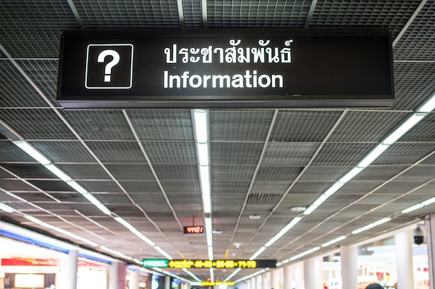 Photo le signe led dit que la publicité de l'aéroport. information, langue thaïlandaise signifie