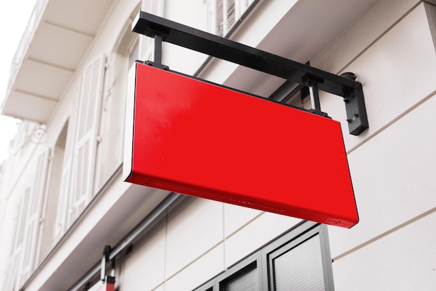 Signe logo rouge sur le mur