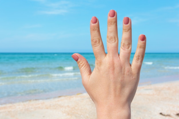 Signe de la main sur la mer bleue et le ciel, les voyages d'été, le concept de vacances de vacances