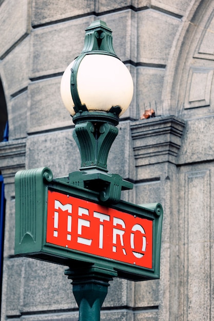 Signe de métro rouge et vert à Paris France