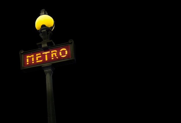 Signe de métro vintage en France la nuit avec espace de copie