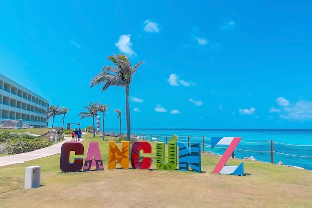 Signe de nom de Cancun au parc contre la mer et le ciel