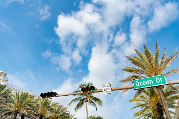 Signe d'Ocean Drive et lampadaires à Miami sur fond de ciel