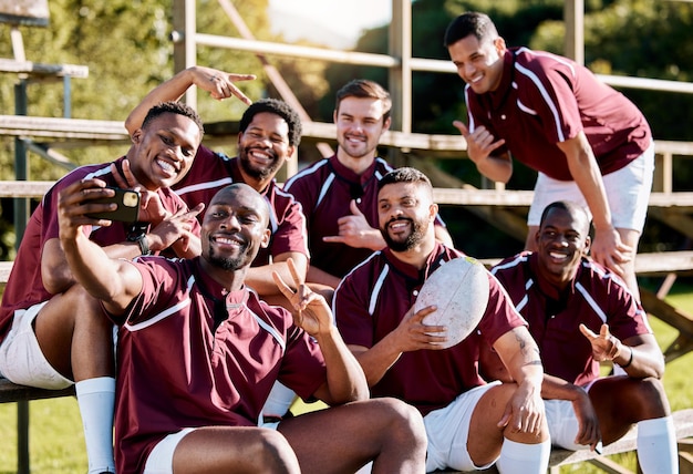 Photo signe de paix selfie et sourire de l'équipe de rugby prêt pour l'entraînement sportif et l'entraînement sur le terrain