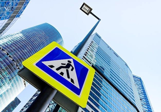 Signe de passage pour piétons par des bâtiments de gratte-ciel du centre-ville sur fond à Moscou, Russie