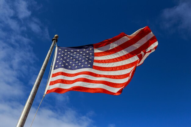 Photo signe de patriotisme du drapeau américain agitant sur le mât