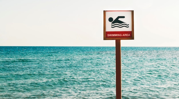 Le signe peut flotter sur la plage de la mer