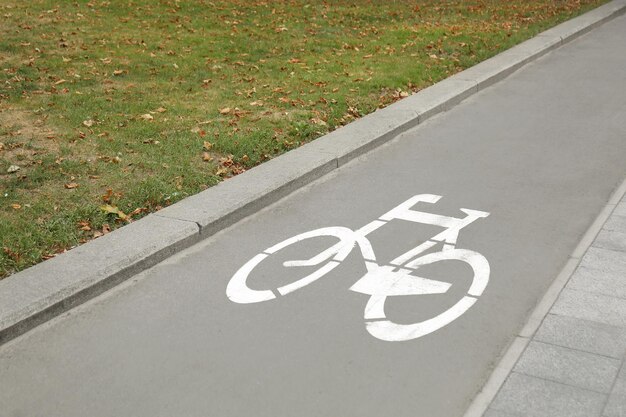 Signe de piste cyclable sur la rue