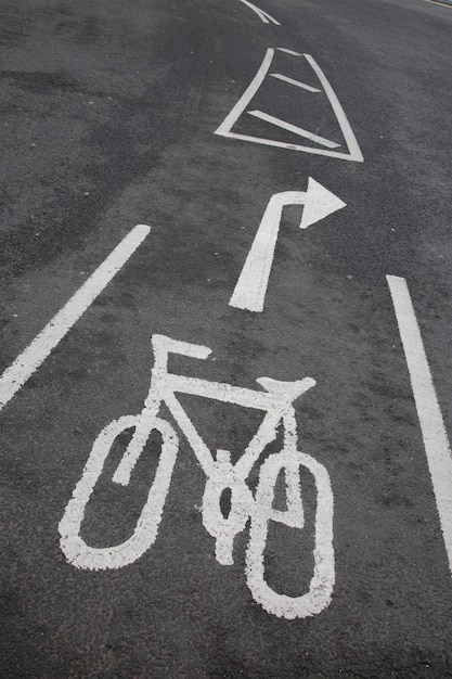 Signe de piste cyclable sur la rue