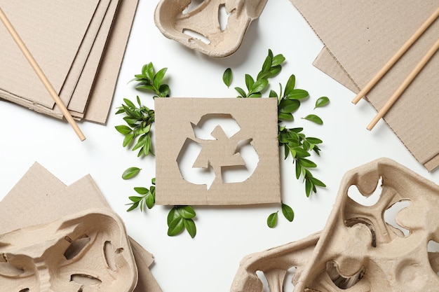 Signe de recyclage de la protection de l'environnement en carton kraft Utilisation intelligente des ressources