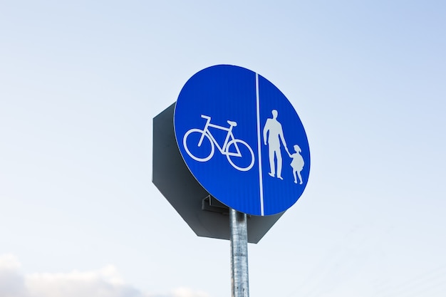 Signe rond de voie cyclable contre un ciel bleu