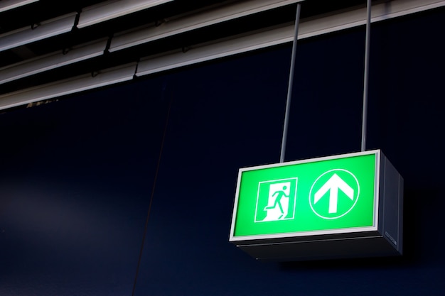 Signe de sortie de secours dans les bureaux modernes à l'intérieur d'une usine industrielle