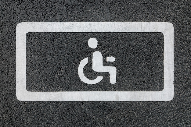 Signe de stationnement pour handicapés sur l'asphalte