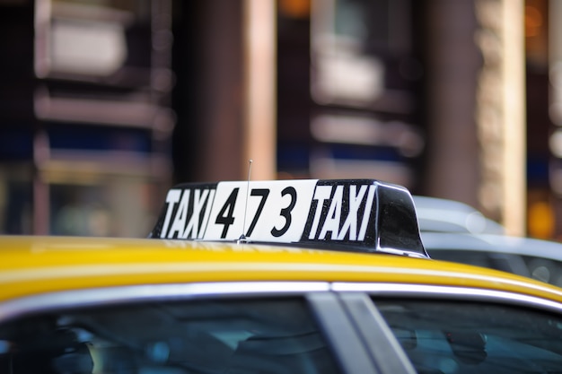 Signe de taxi dans la grande ville se bouchent