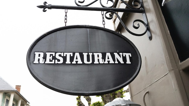 Signe de texte de restaurant sur la façade du panneau de construction de la devanture de la rue de la ville