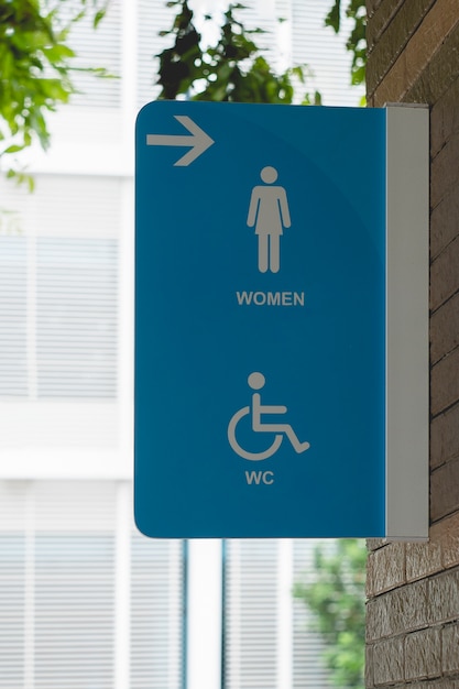 Signe De Toilettes Publiques Moderne Sur Le Mur, Signes De Wc Femmes Pour Les Toilettes.