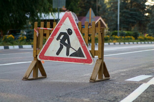 Signe de travaux de réparation de route sur la route