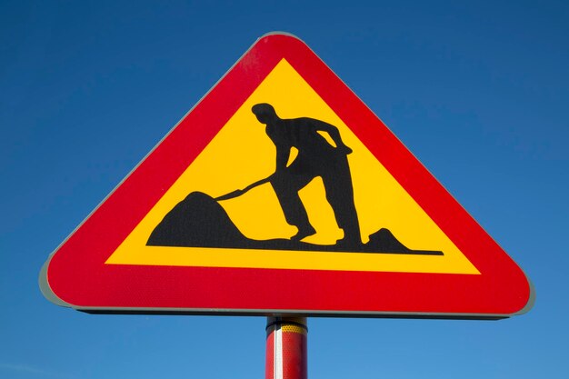 Photo signe de travaux routiers sur le ciel bleu