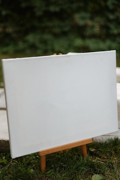 Signe vierge blanc sur un support en bois