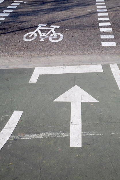 Signe de voie cyclable au passage à niveau de Saragosse