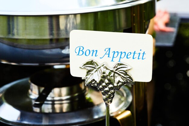 Signer avec le texte Bon Appetit sur la table