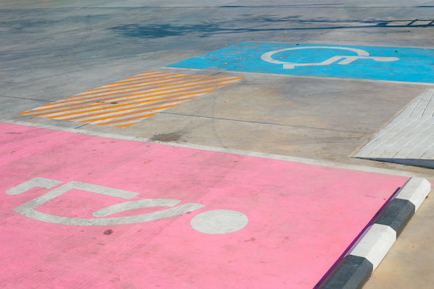 Signer la voiture de stationnement pour la femme enceinte